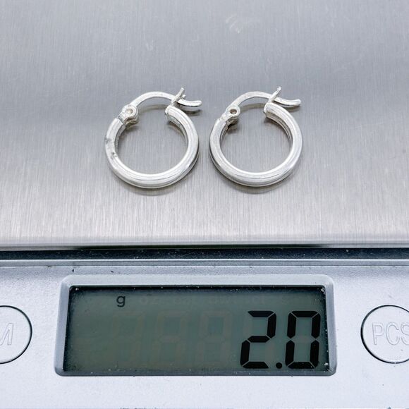Vintage Silver Tone Hoop Earrings - Picture 4 of 4